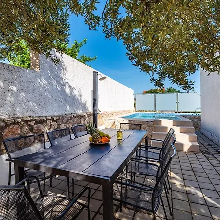 Poolincluded - Villa Apartment Dajana * Maslenica